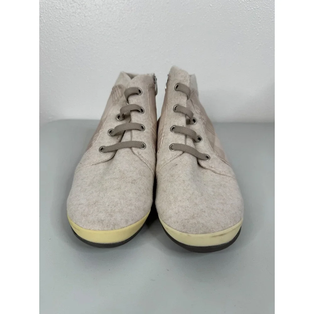 Bzees Kick Back Ankle Boots in Taupe Plaid Size‎ 8.5